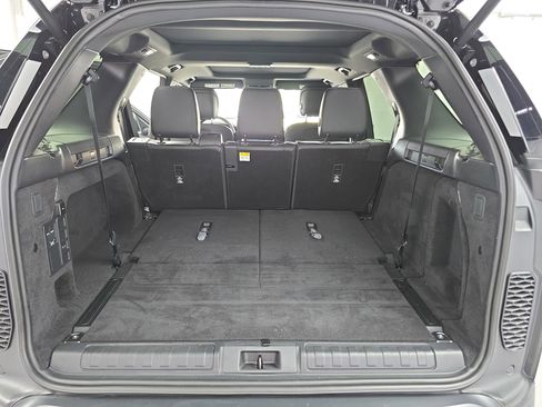 Certified 2025 Land Rover Discovery S image 13