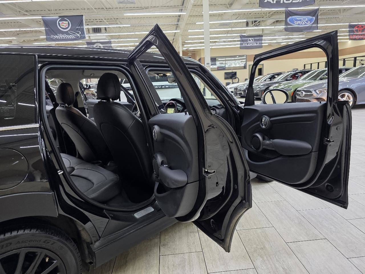 Used 2018 MINI Cooper 4-Door Hardtop w/ Signature Line Package FWD image 13