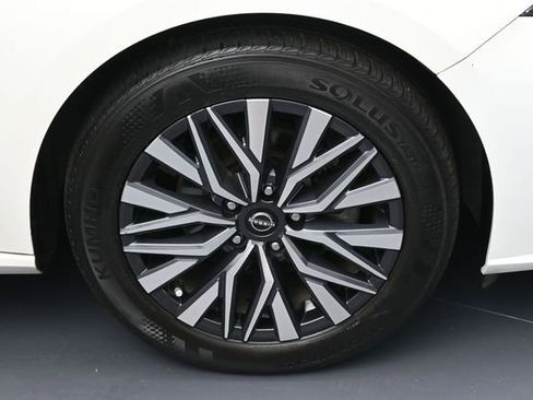 Used 2025 Nissan Altima 2.5 SV FWD image 6