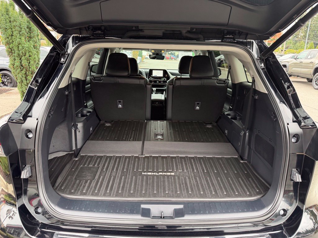 Used 2023 Toyota Highlander XLE AWD/4WD image 10