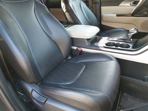 Certified 2024 Kia Carnival LX image 10