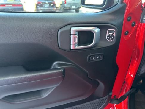 Used 2024 Jeep Gladiator Rubicon w/ Technology Group image 12