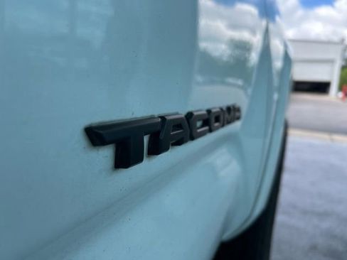 Used 2018 Toyota Tacoma TRD Sport w/ TRD Premium Sport Package RWD image 11
