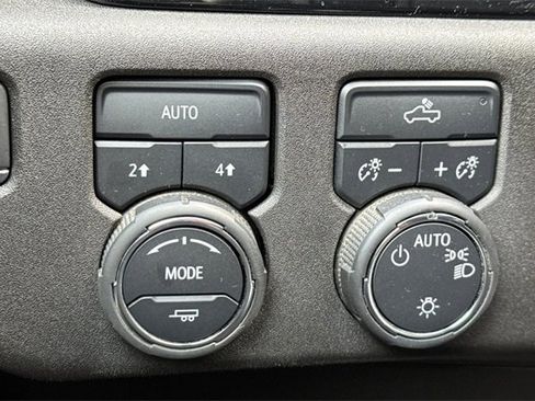 Used 2025 Chevrolet Silverado 1500 LT image 39