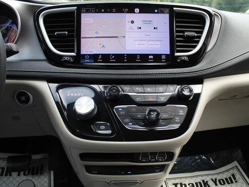 Used 2022 Chrysler Pacifica Touring-L w/ Uconnect Theater Family Group AWD/4WD image 18