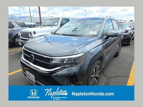 Used 2024 Volkswagen Taos SE FWD image 1