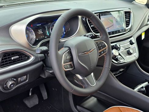 New 2026 Chrysler Pacifica Pinnacle image 7