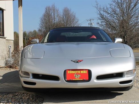 Used 2001 Chevrolet Corvette Coupe w/ Preferred Equipment Group2 RWD image 9