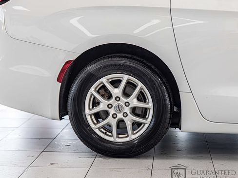 Used 2021 Chrysler Pacifica Touring-L FWD image 10