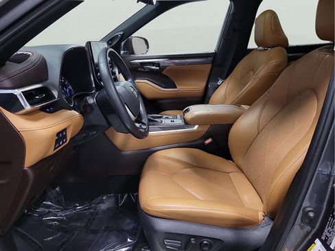 Certified 2022 Toyota Highlander Platinum image 12