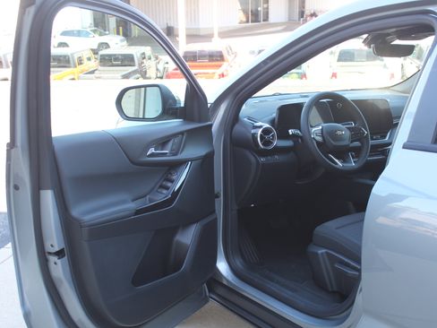 New 2026 Chevrolet Equinox LT w/ Safety and Technology Package FWD image 8