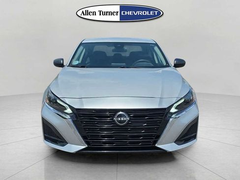 Used 2024 Nissan Altima 2.5 SV FWD image 2