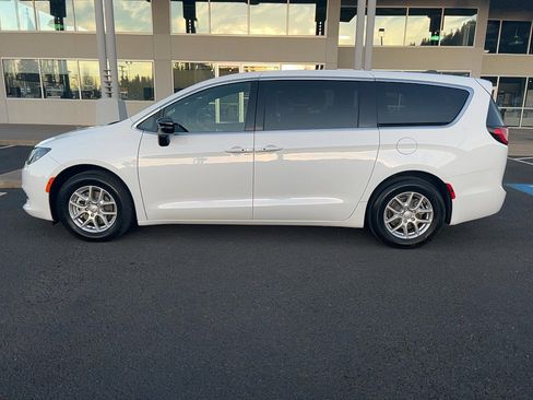 New 2026 Chrysler Voyager LX image 7