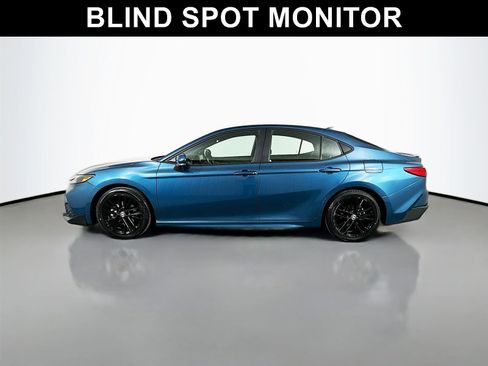 Used 2025 Toyota Camry SE image 4