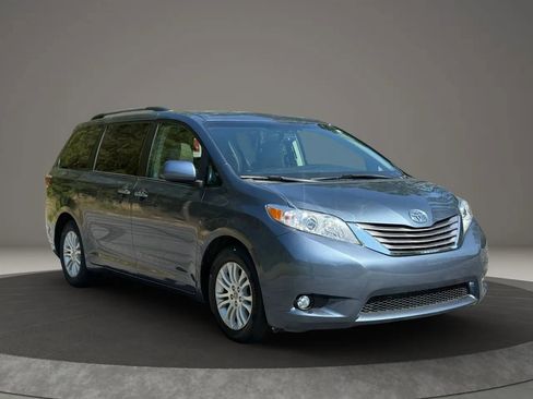 Used 2016 Toyota Sienna XLE Premium image 3