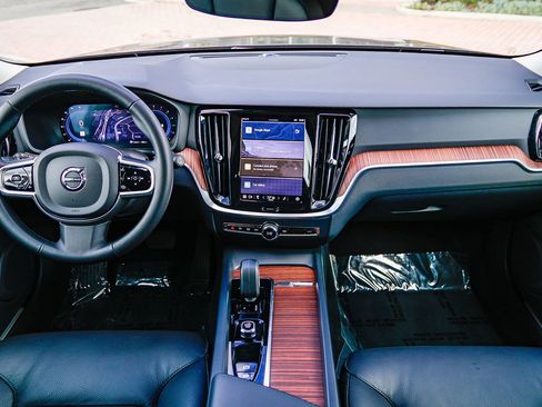 Used 2025 Volvo V60 B5 Cross Country Plus image 13