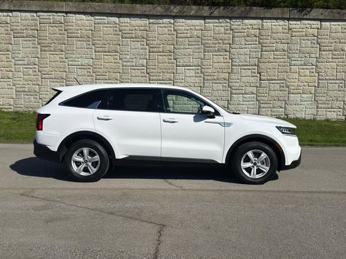 Used 2022 Kia Sorento LX image 2
