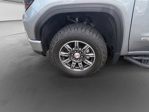 Used 2024 GMC Sierra 1500 AT4 w/ Technology Package AWD/4WD image 9
