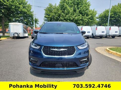 Used 2025 Chrysler Pacifica Select image 3