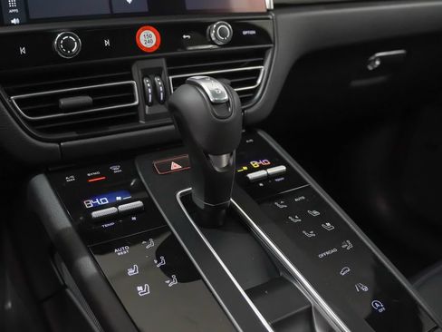 Certified 2026 Porsche Macan AWD/4WD image 31