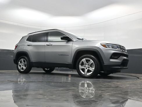Used 2023 Jeep Compass Latitude w/ Sun and Sound Group AWD/4WD image 30