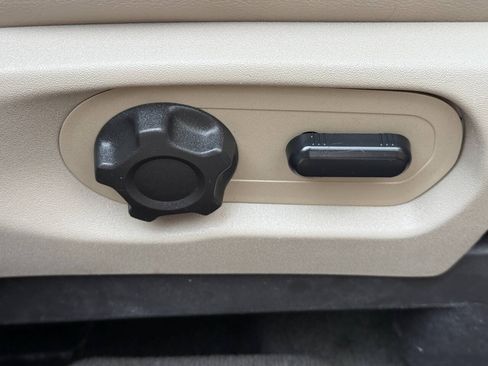 Used 2015 Ford Explorer XLT w/ Equipment Group 202B AWD/4WD image 34