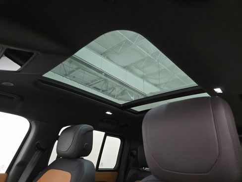 Used 2023 Land Rover Defender 130 X-Dynamic SE image 8