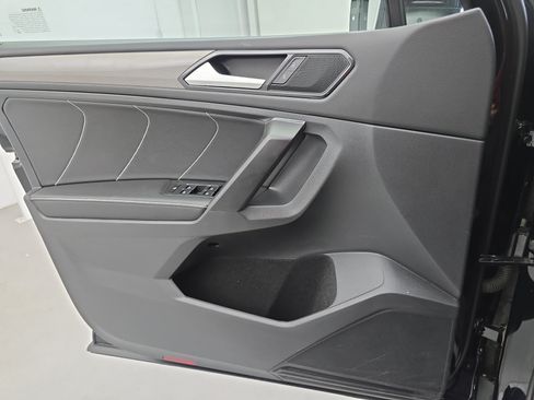 Used 2023 Volkswagen Tiguan SE w/ Panoramic Sunroof Package FWD image 27