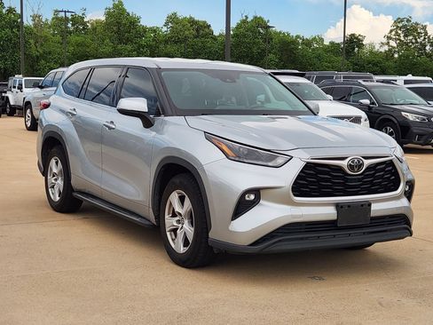 Used 2021 Toyota Highlander LE FWD image 3