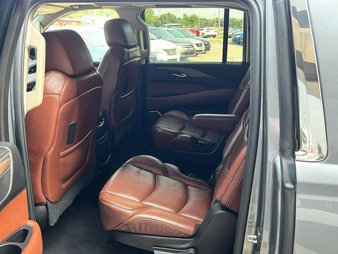 Used 2019 Cadillac Escalade ESV Luxury AWD/4WD image 18