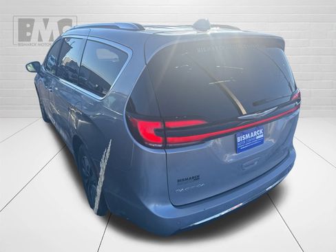 Used 2021 Chrysler Pacifica Touring-L image 6