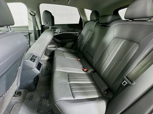 Used 2022 Audi e-tron Premium Plus w/ Premium Plus Package image 9