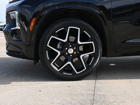 Used 2025 Chevrolet Traverse High Country FWD image 29