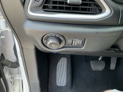Used 2025 Chrysler Pacifica Select FWD image 20