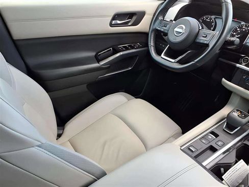 Used 2023 Nissan Pathfinder SL w/ Black Appearance Package image 9