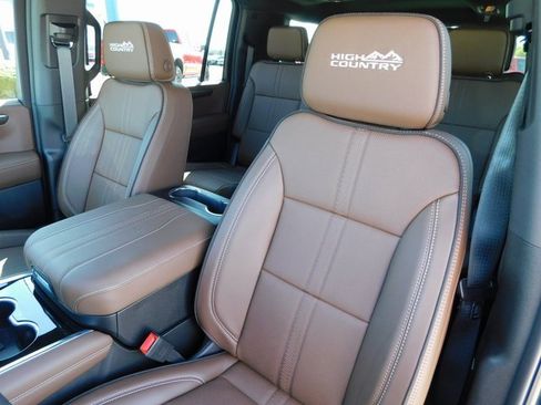 New 2025 Chevrolet Suburban High Country image 17