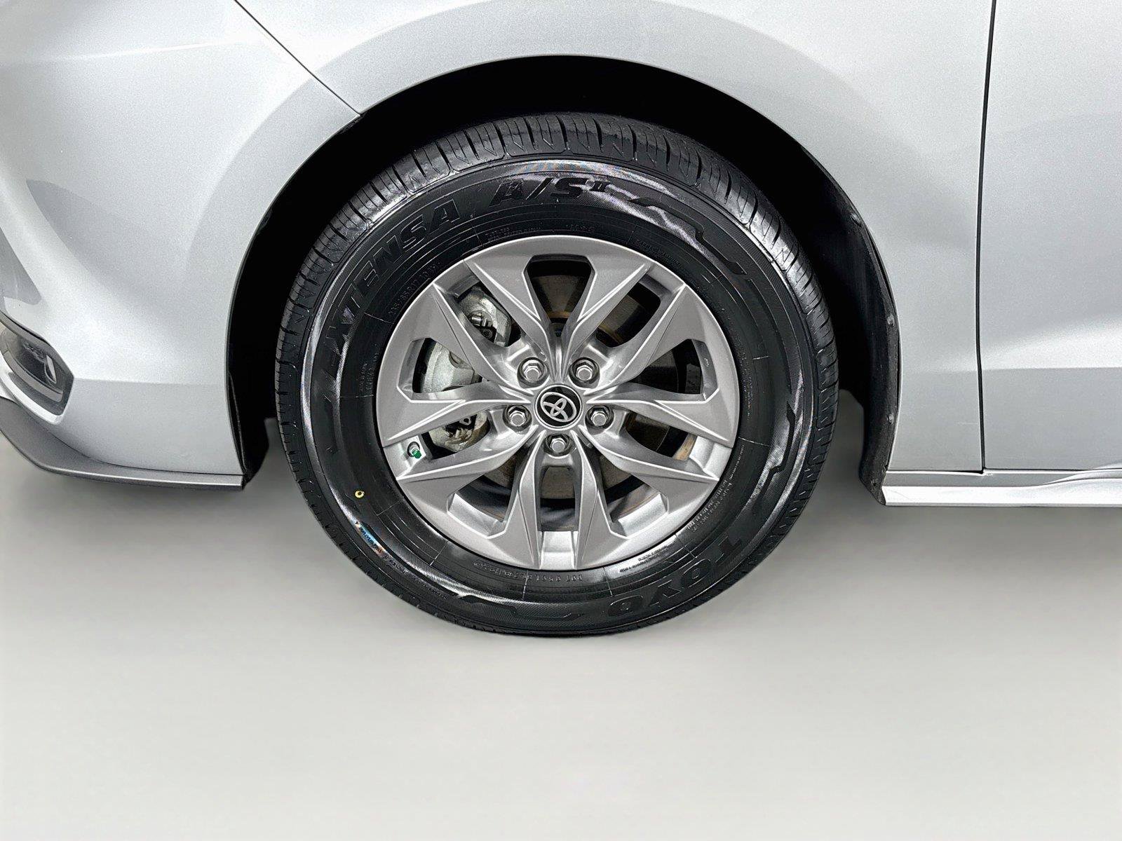 Certified 2025 Toyota Sienna XLE FWD image 45