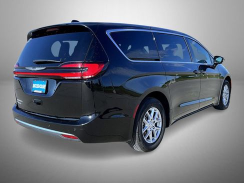 Used 2025 Chrysler Pacifica Select FWD image 5