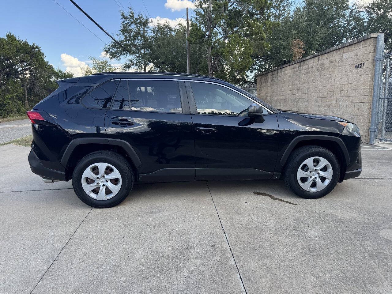 Used 2019 Toyota RAV4 LE FWD image 15