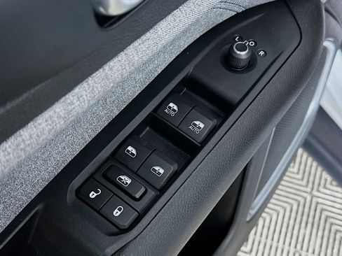 Used 2024 Jeep Compass Latitude image 17