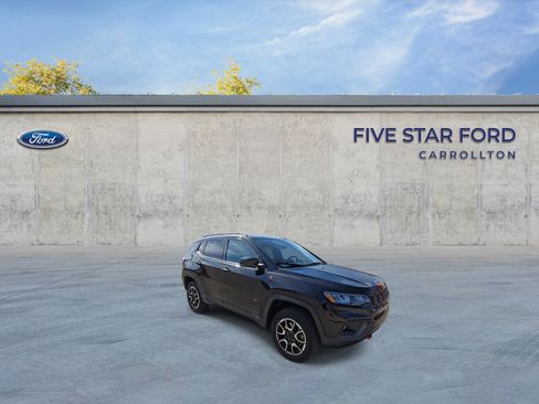 Used 2024 Jeep Compass Trailhawk image 2