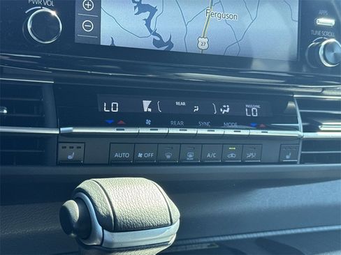 Used 2024 Toyota Sienna XLE Woodland Edition image 25