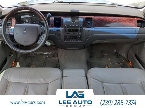 Used 2011 Lincoln Town Car Signature Limited RWD image 10