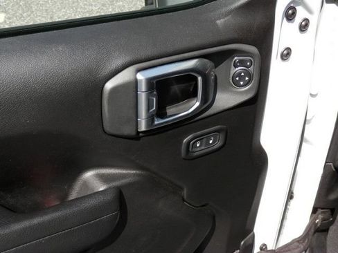 Used 2024 Jeep Gladiator Rubicon w/ Technology Group AWD/4WD image 16