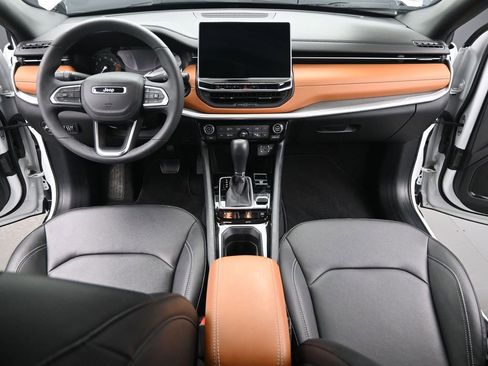 Used 2025 Jeep Compass Limited image 23