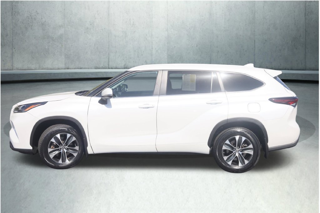 Used 2025 Toyota Highlander XLE AWD/4WD image 32