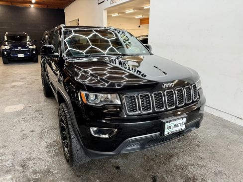 Used 2021 Jeep Grand Cherokee Laredo AWD/4WD image 2