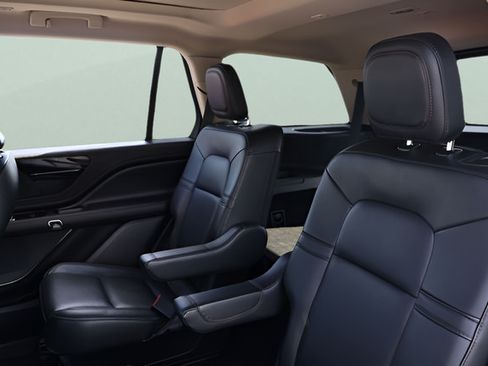 Used 2024 Lincoln Aviator AWD w/ Premium Package image 16