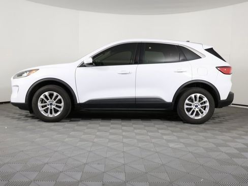 Used 2020 Ford Escape SE image 2