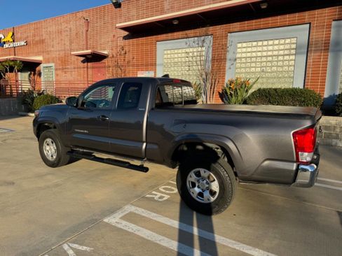 Used 2016 Toyota Tacoma SR5 image 3